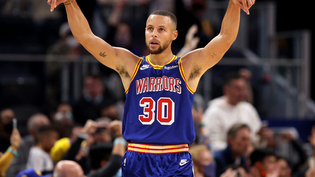 Steph Curry is pretty good at shooting 3-pointers