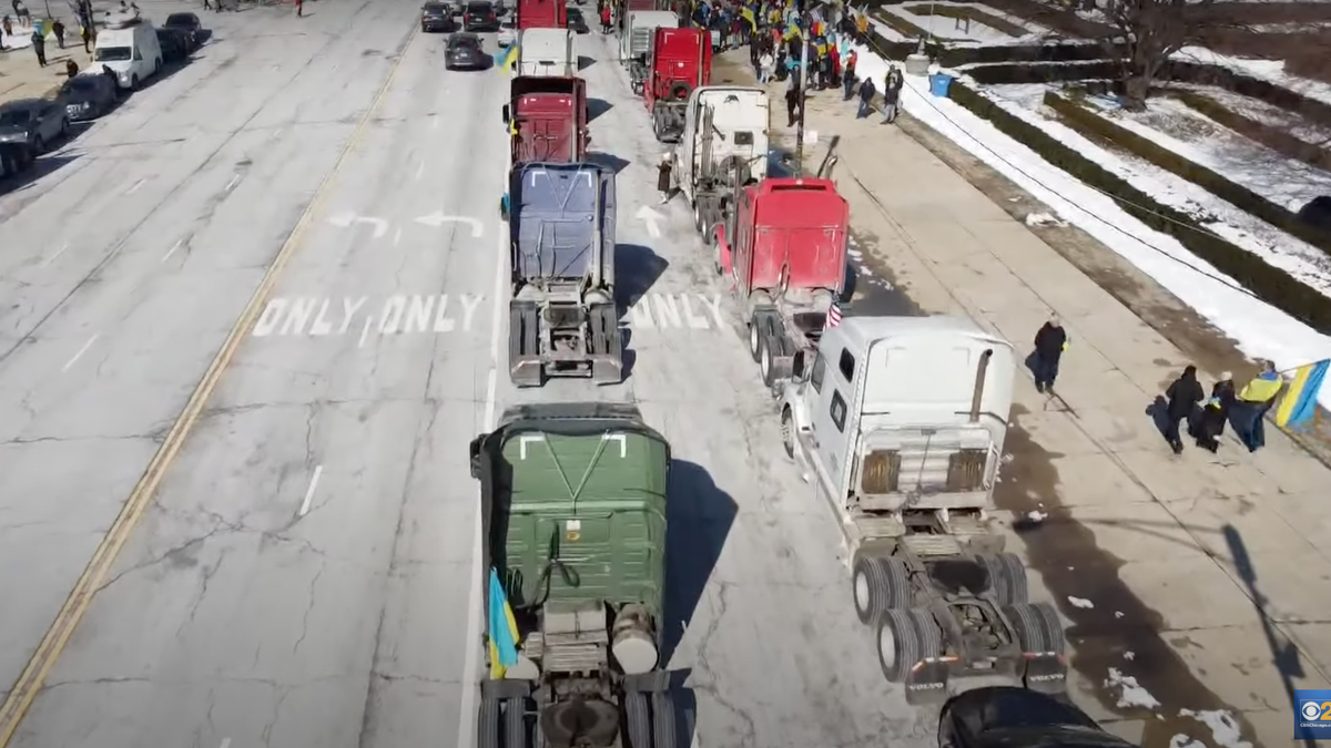 Trucker protestieren zur Unterstützung der Ukraine, während der zweite amerikanische "Freiheitskonvoi" auseinanderfällt