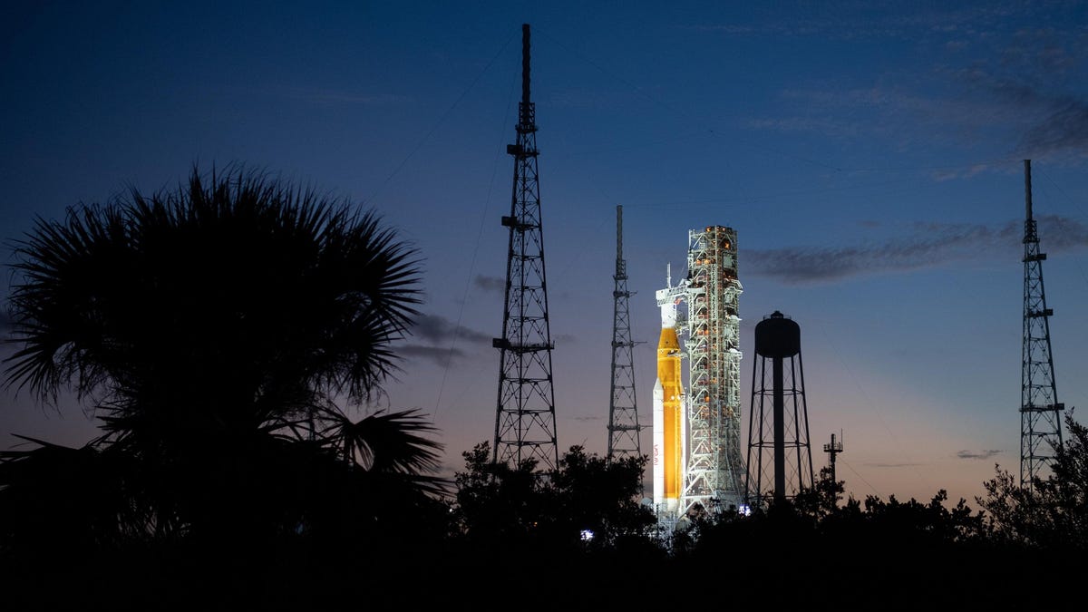 NASA's Moon Rocket Endures Excessive Winds on Its Launchpad in Florida