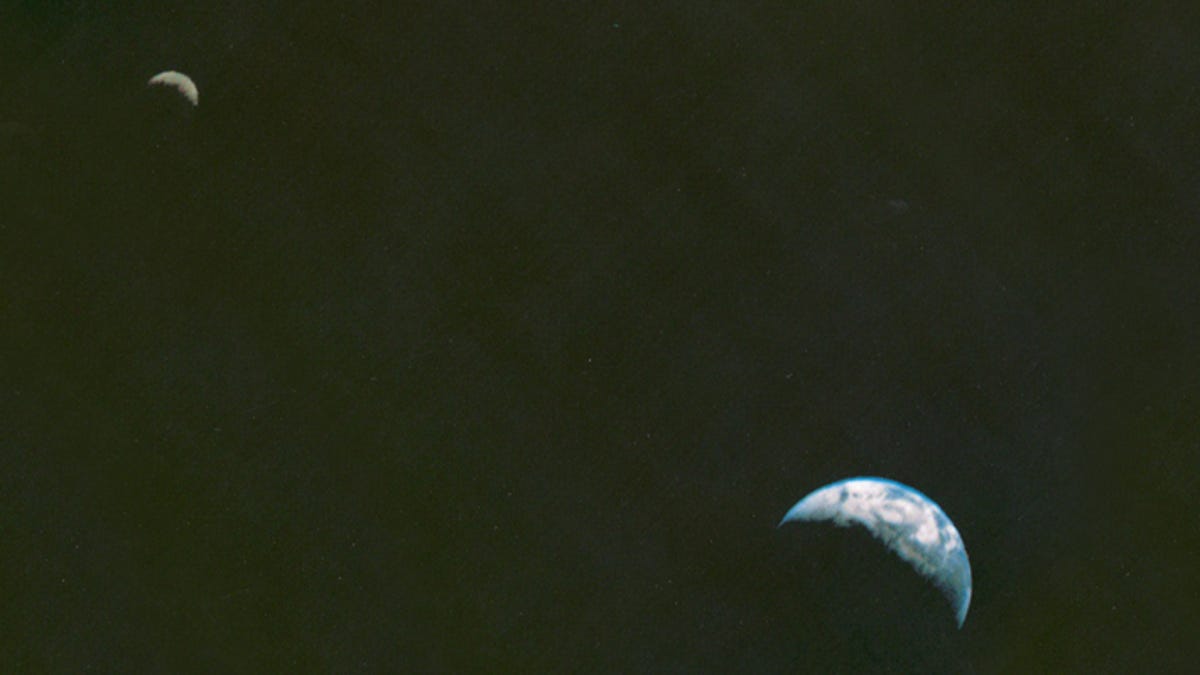 Снимок земли и Луны в 1977 Вояджер