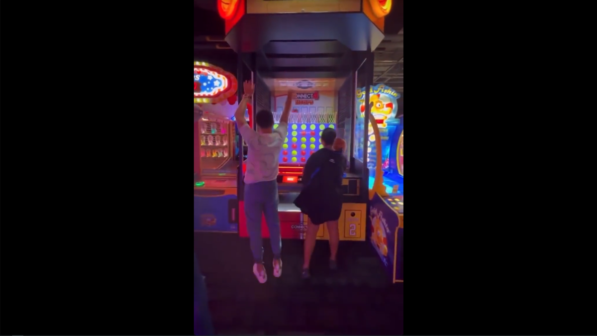 Steph Curry’s relatability factor through the roof after video drops of him shooting Connect 4 Hoops with wife - Deadspin