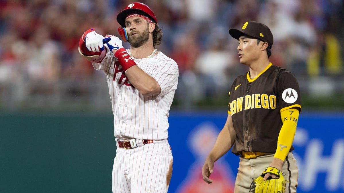 You are currently viewing Bryce Harper breaks HR drought, Phillies sweep Padres