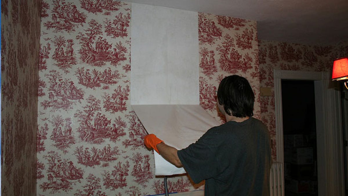 Easily Remove Wallpaper with Vinegar