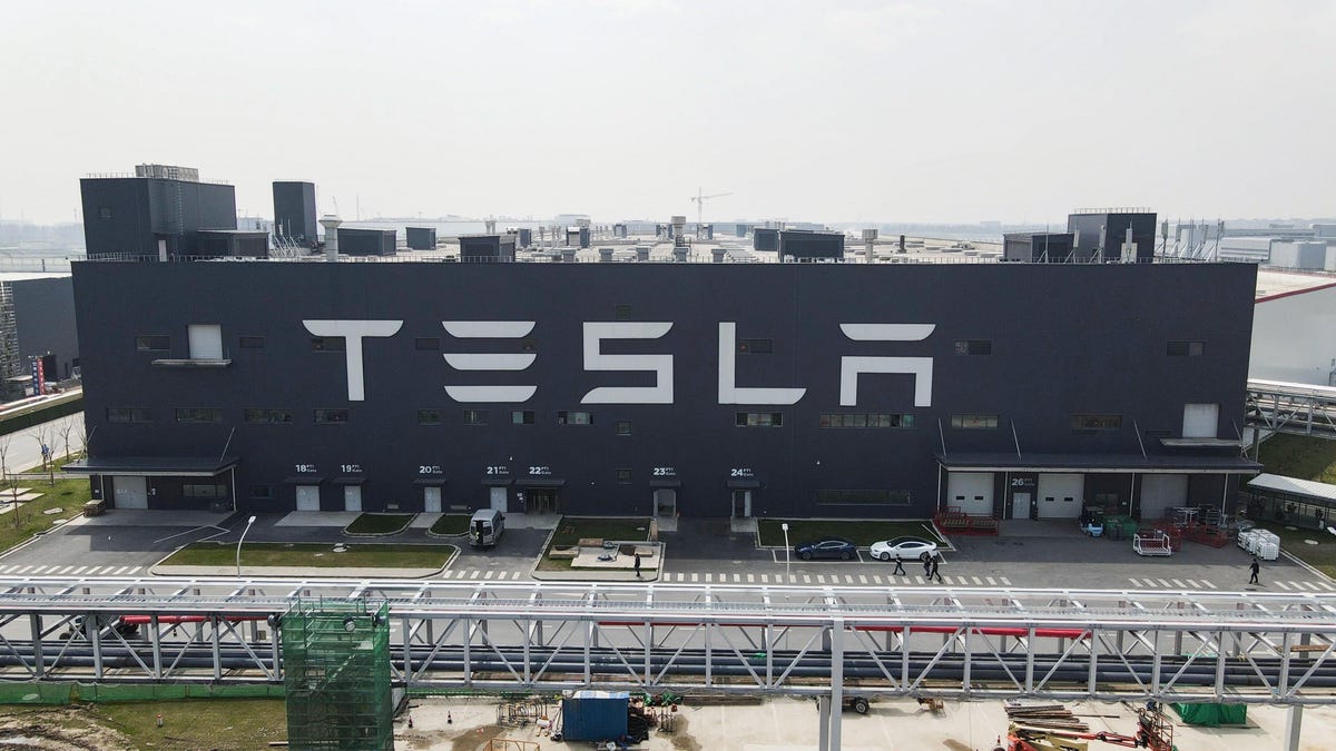 Elon Musk lobt chinesische Tesla-Fabrikarbeiter, die während des Lockdowns 12-Stunden-Schichten arbeiten müssen