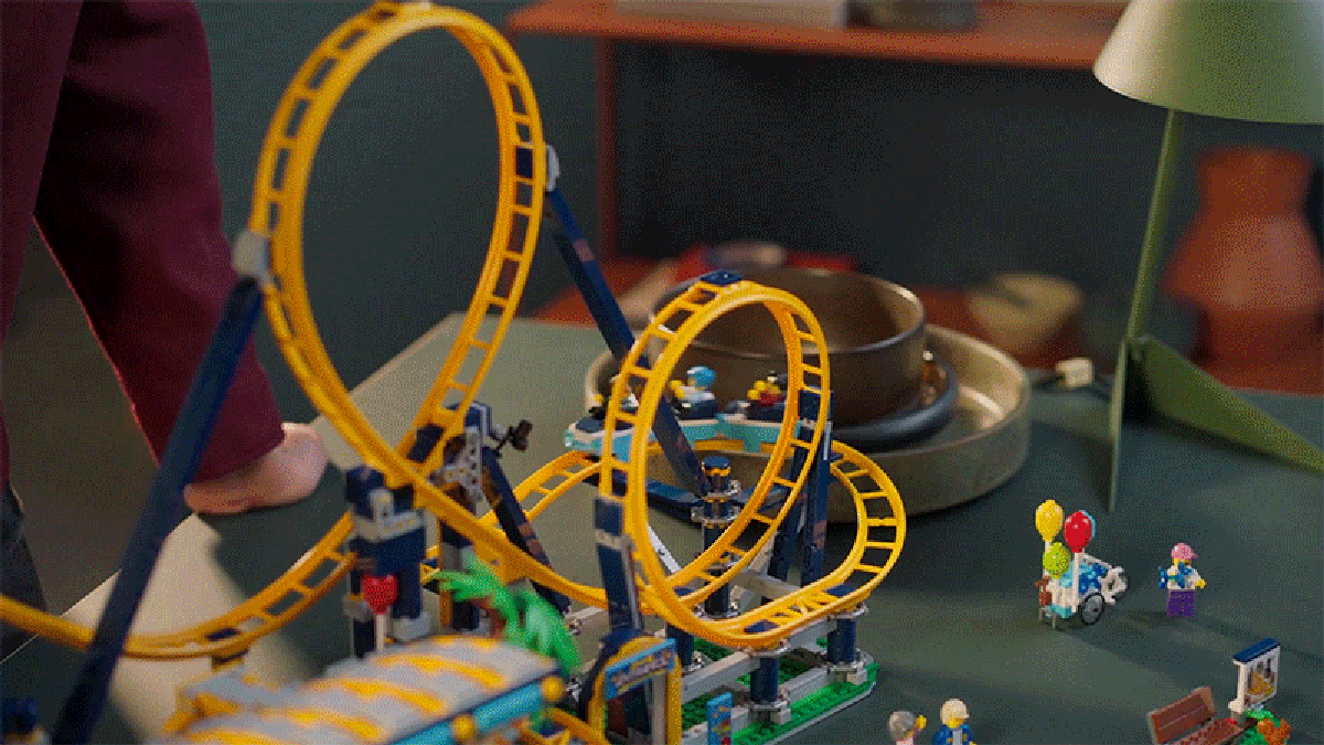 La montaña rusa Lego de tres pies tiene dos bucles completos