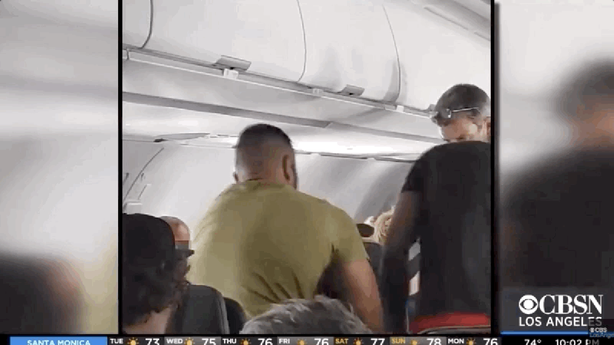 Warum Flugbegleiter widerspenstige Passagiere an den Sitzen festbinden