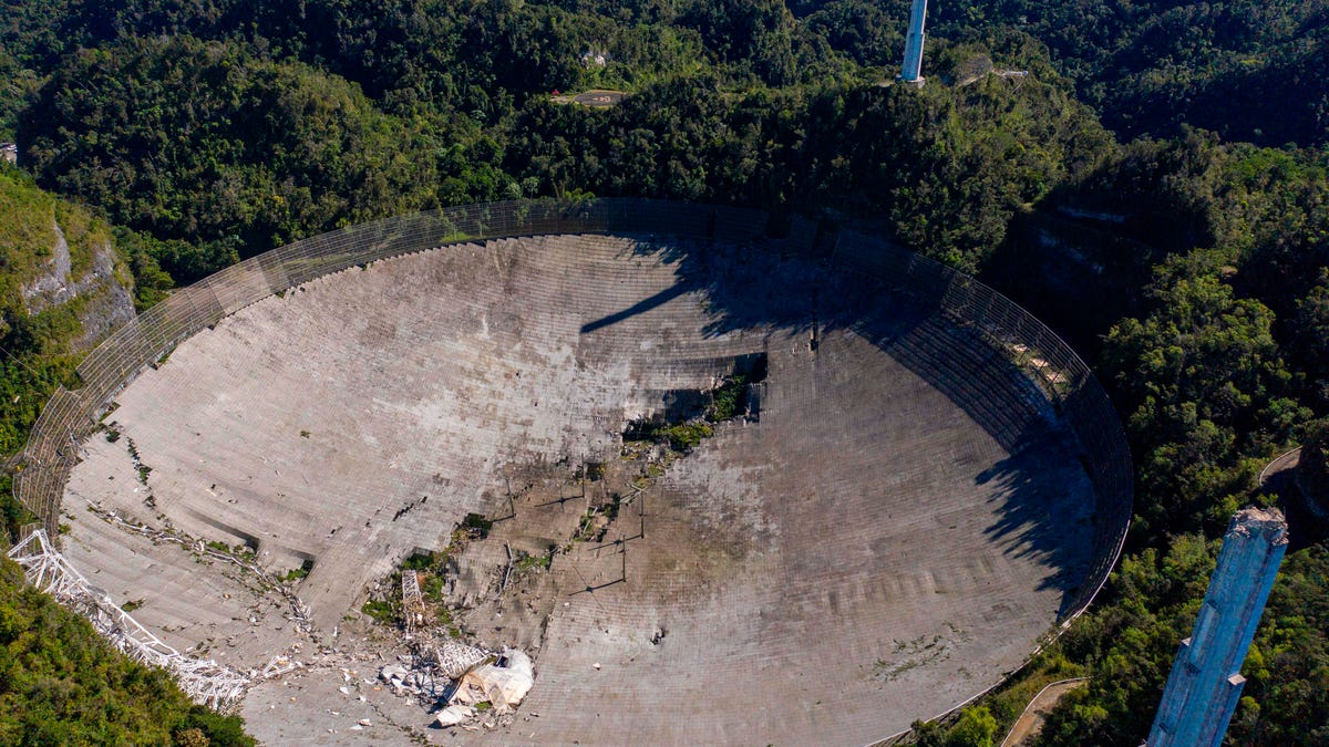 Pamiętaj o czaszy Obserwatorium Arecibo dwa lata po tym, jak się zawaliła
