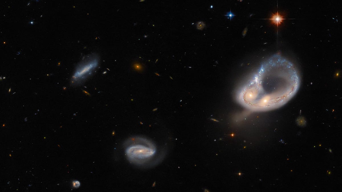 Das Hubble-Teleskop nimmt eine surreale Galaxienkollision auf
