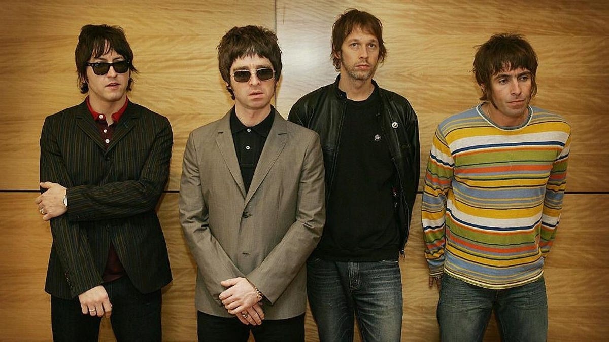 Ľudia, ktorí sa zdržiavajú v bare s kapelou Oasis, sú zadarmo