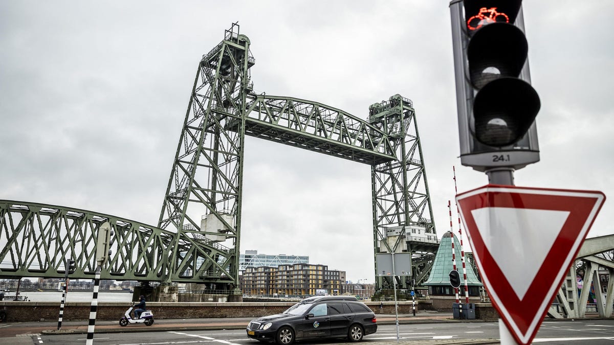 Rotterdam will die historische Brücke nicht abreißen, um Jeff Bezos' 500 Millionen Dollar teure Superyacht passieren zu lassen