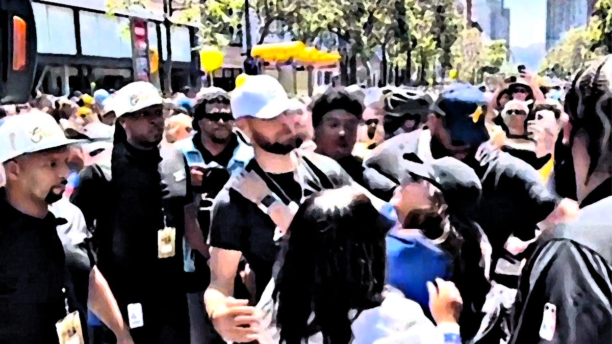 Warriors fan tries to kiss Steph Curry at championship parade - Deadspin