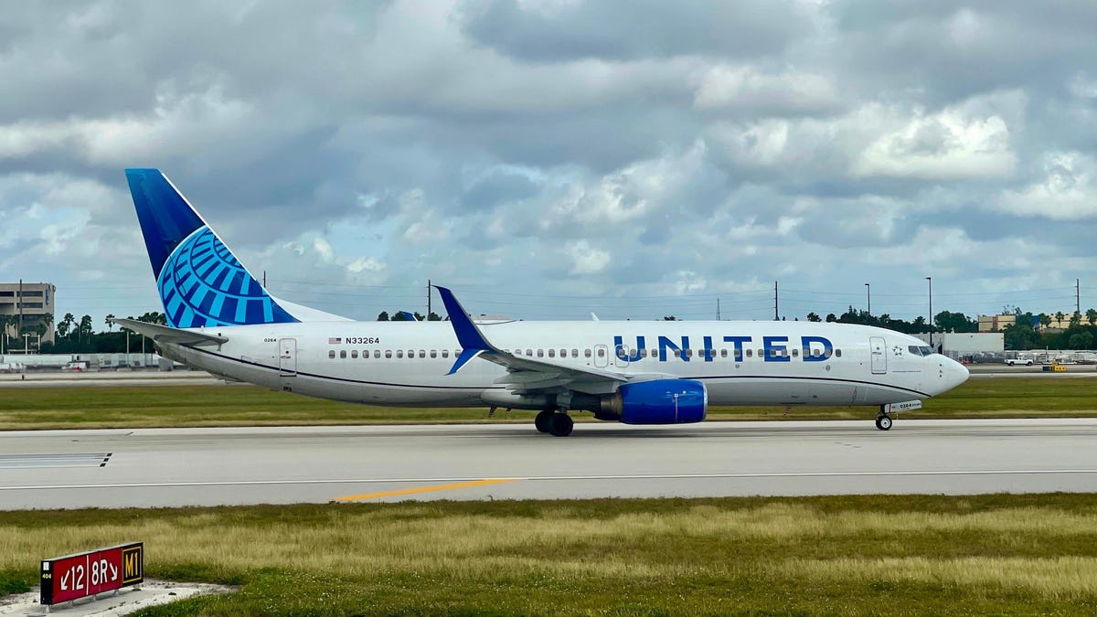 Penumpang United Airlines melompat keluar dari Boeing 737