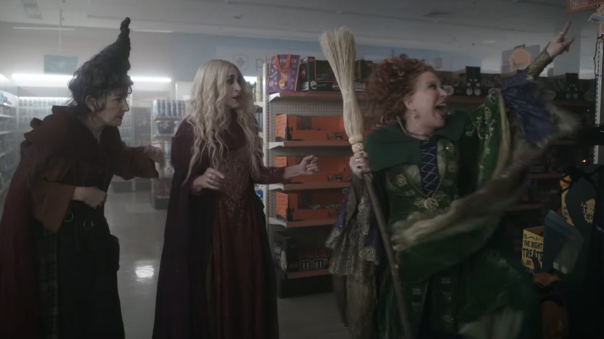 Your favorite Disney witches run amok (amok, amok) in the new Hocus Pocus traile..