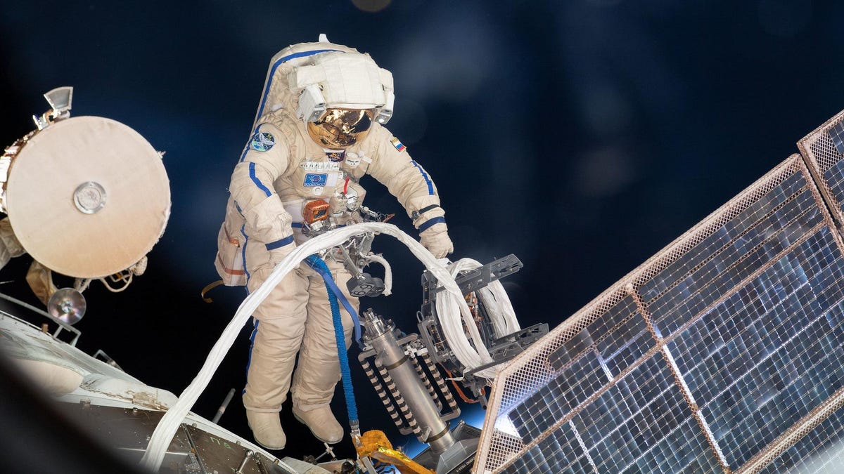 Mira en vivo cómo los cosmonautas rusos mueven el radiador de la Estación Espacial Internacional