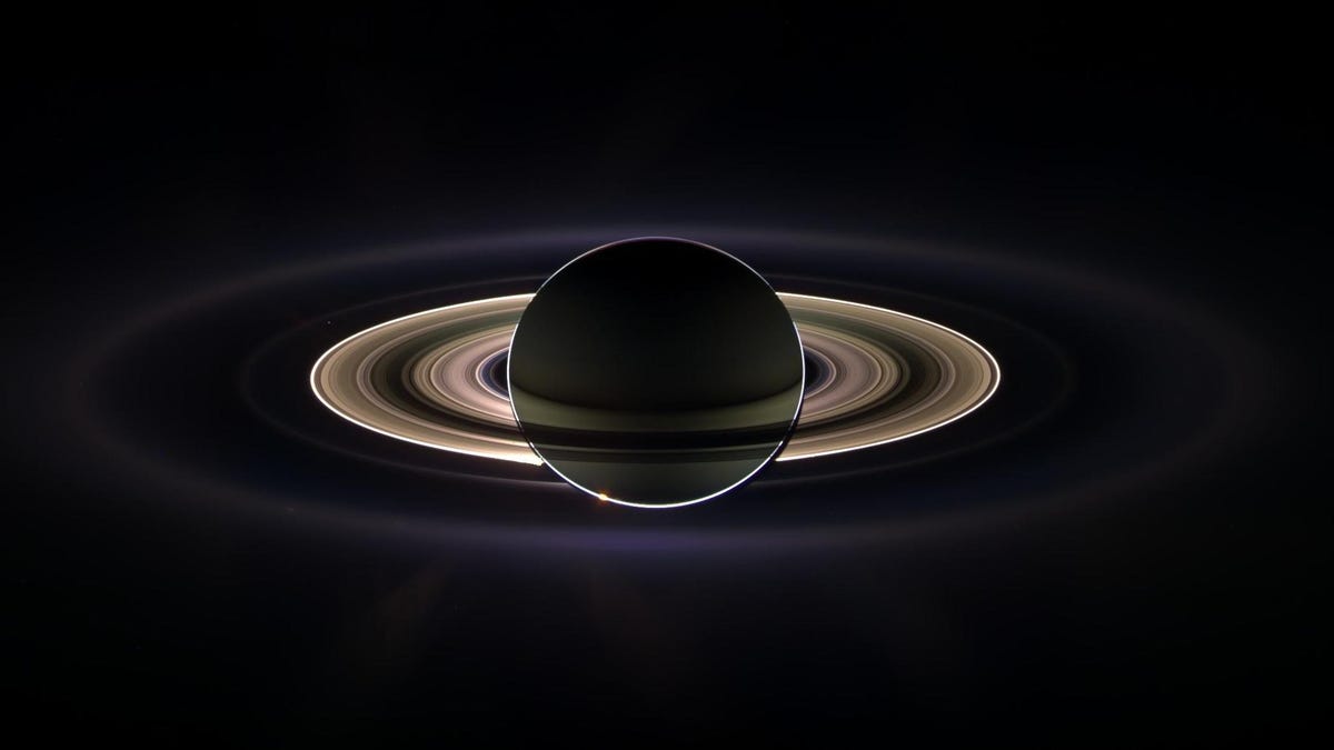 Photo of Saturn má ‚fuzzy‘ jadro, ukazuje prstencové vlnky