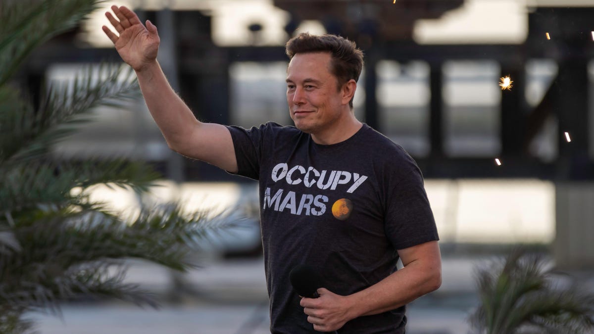 Read Elon Musk's Private Texts With Joe Rogan, Jack Dorsey,
Larry Elllison, and More