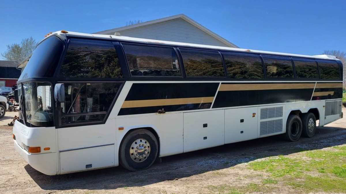 Einer der seltsamsten Busse, die die amerikanischen Straßen zieren, steht in Michigan zum Verkauf