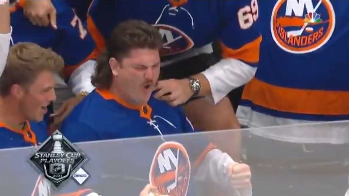 Dan Feeney guzzles beer with Jets offensive line at Islanders-Penguins game