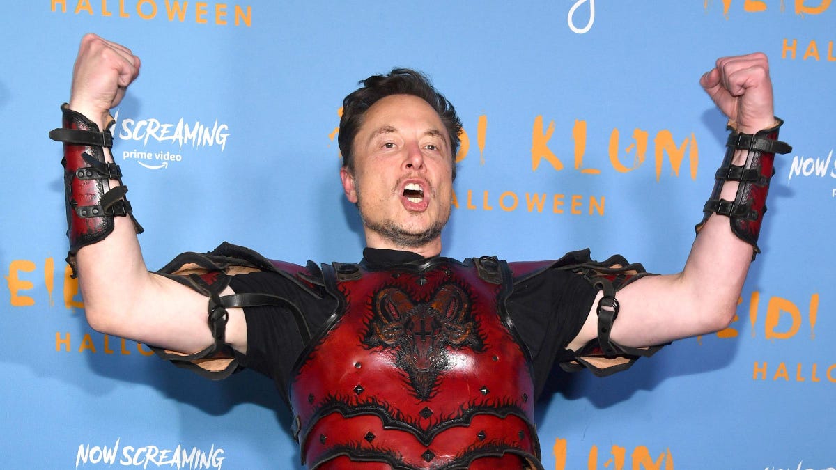 Elon Musk parece pensar que sus propios empleados lo están prohibiendo en la sombra