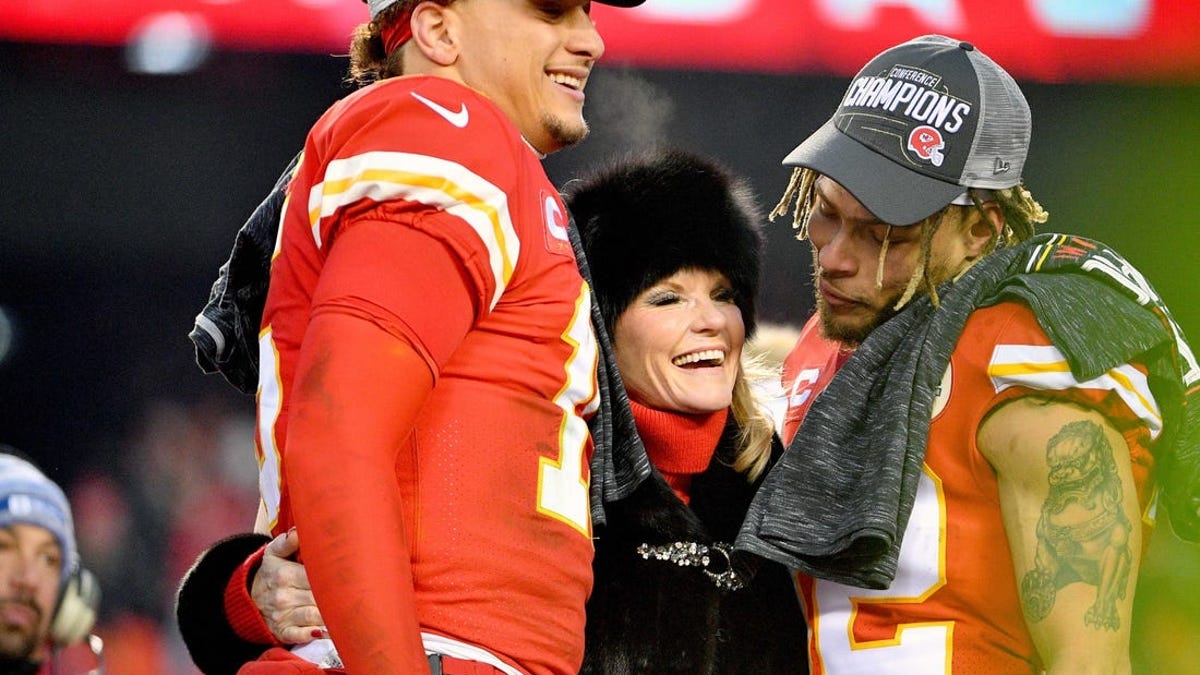 NFL mourns Norma Hunt, wife of Chiefs founder