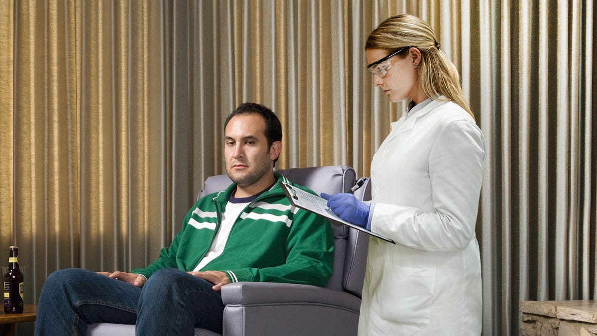 Body Language Expert Can Tell With 90% Accuracy If Person Sitting