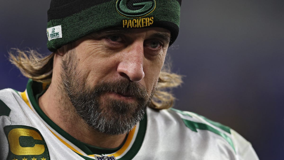 Aaron Rodgers still feels like he's being cancelled, so now he’s siding with Bar..