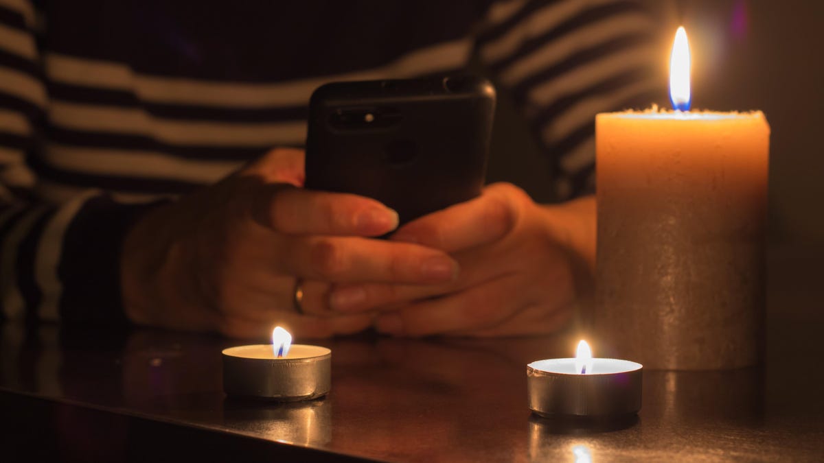 Four Ways to Charge a Phone When the Power Goes Out