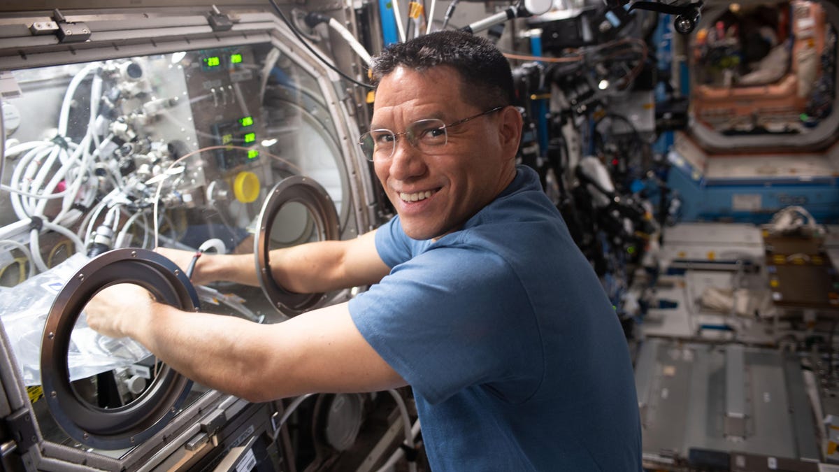 Rubio de la NASA bate el récord de misión espacial más larga de EE. UU.