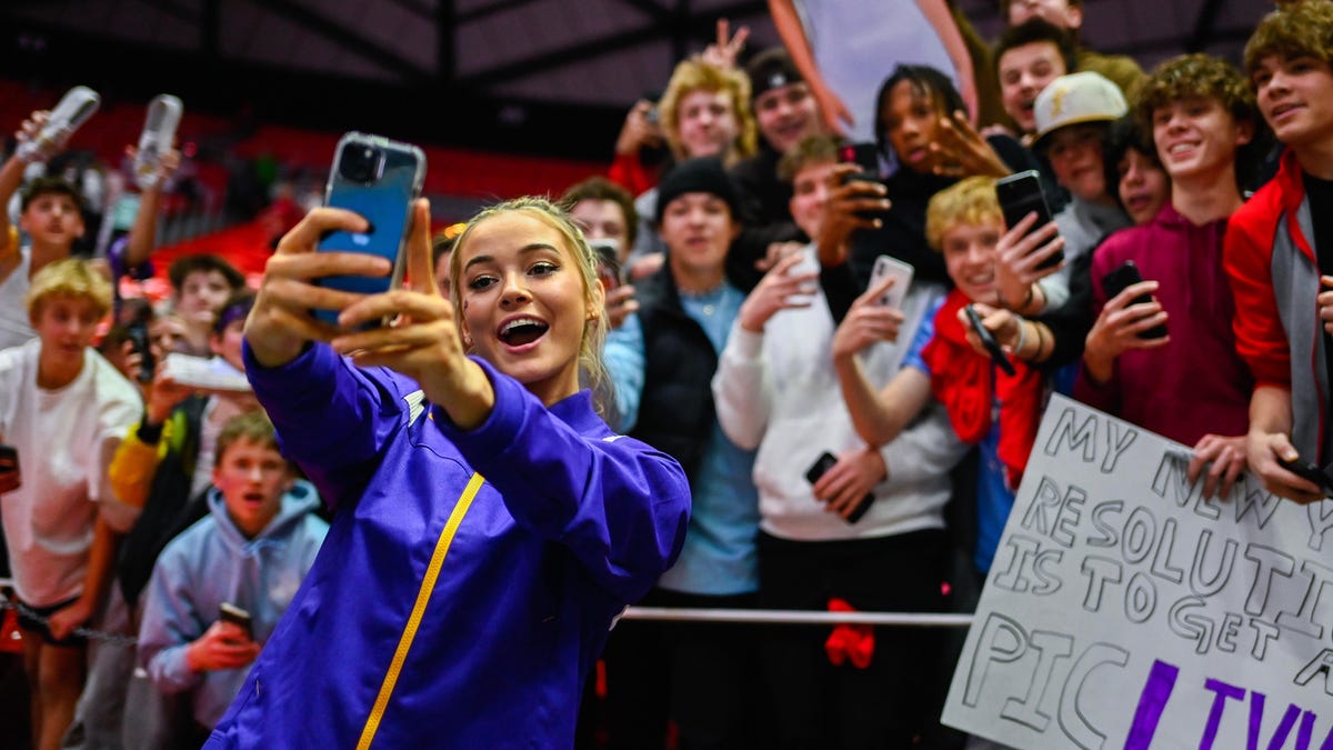 Crazed fans of LSU gymnast Olivia Dunne give new definition to 'meet
