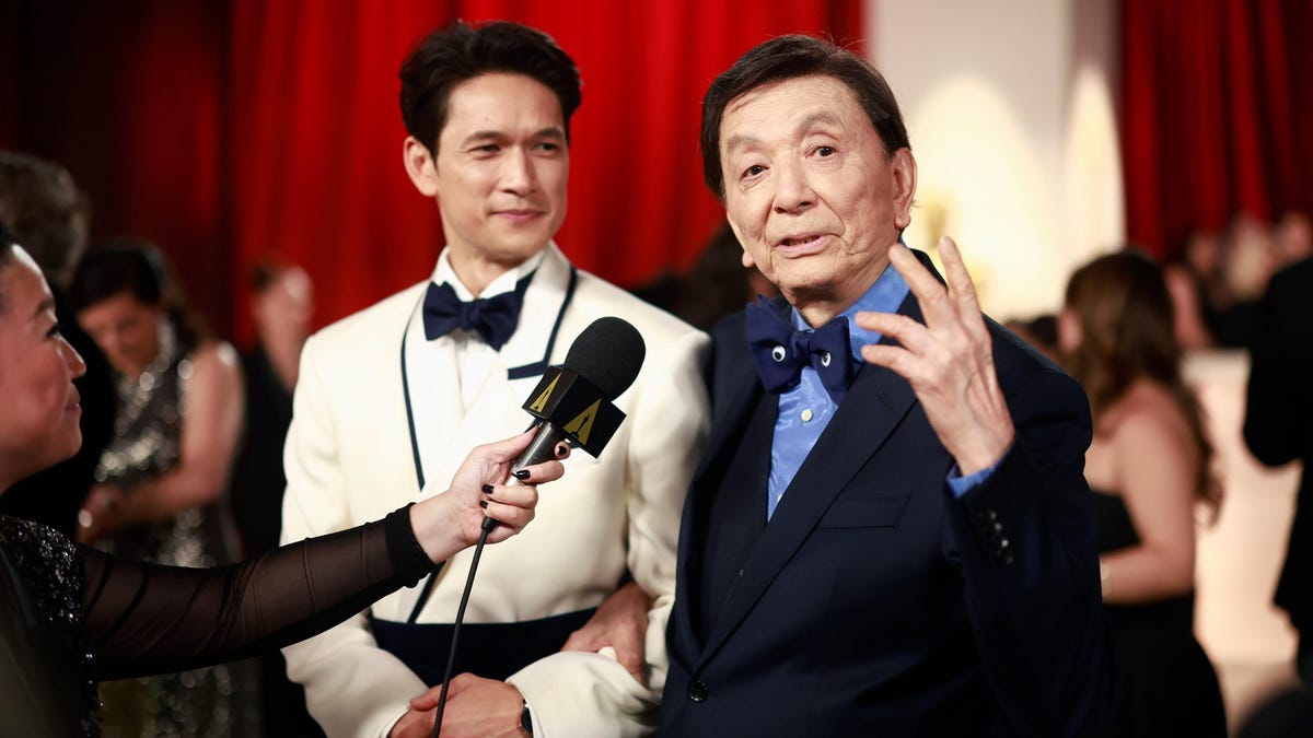 James Hong brought a sandwich and apples to the Oscars