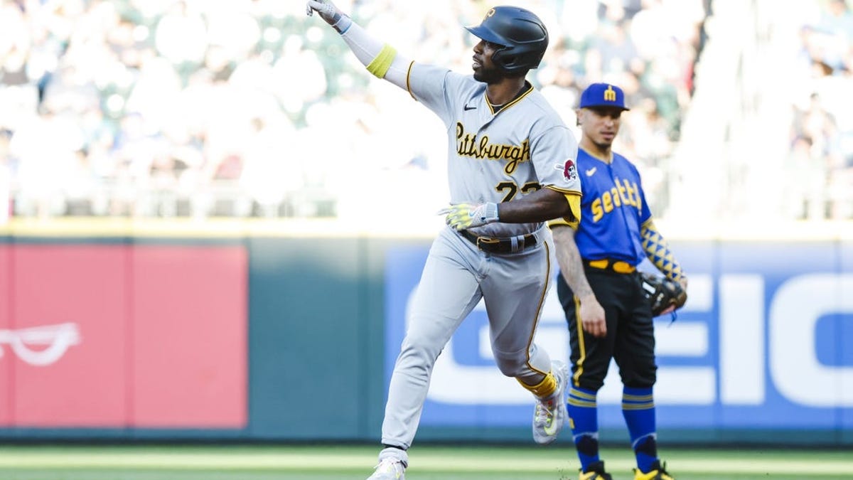 Pirates play home run derby in blasting Mariners