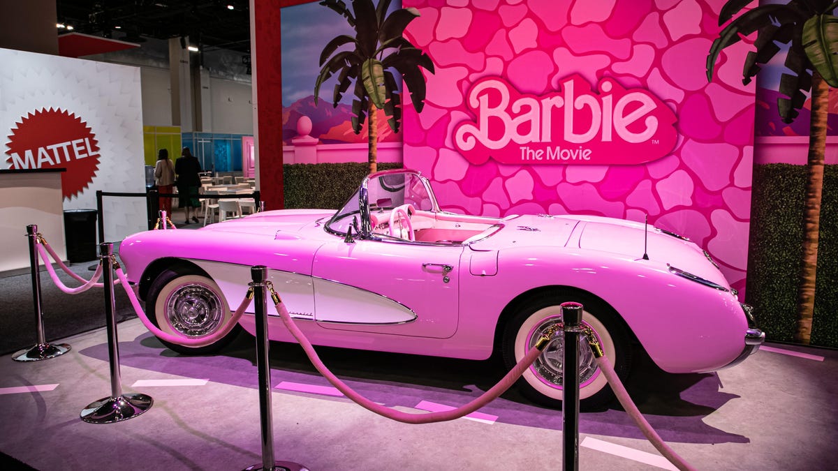 El Corvette rosa de Margot Robbie en exhibición