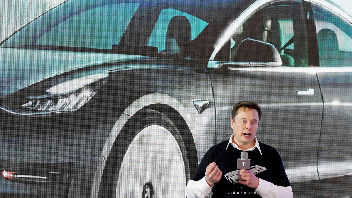 Is Tesla's stock crashing because Elon Musk is distracted by Twitter?