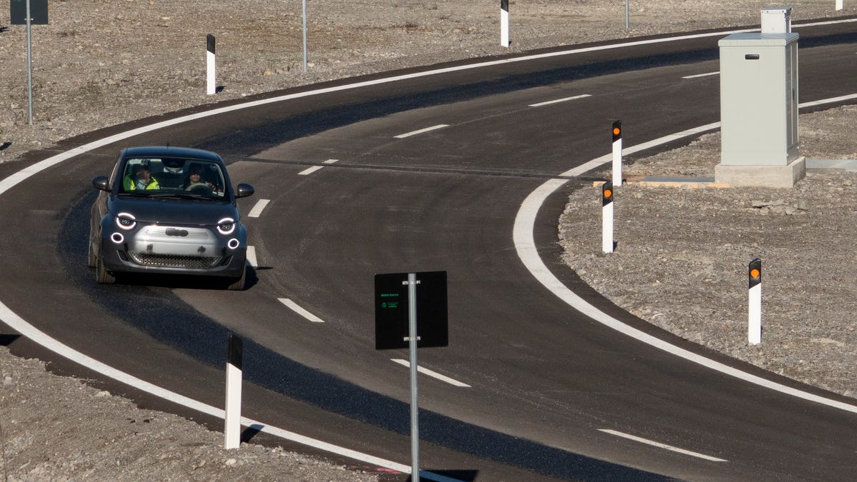 Este camino carga de forma inalámbrica los autos eléctricos mientras conducen