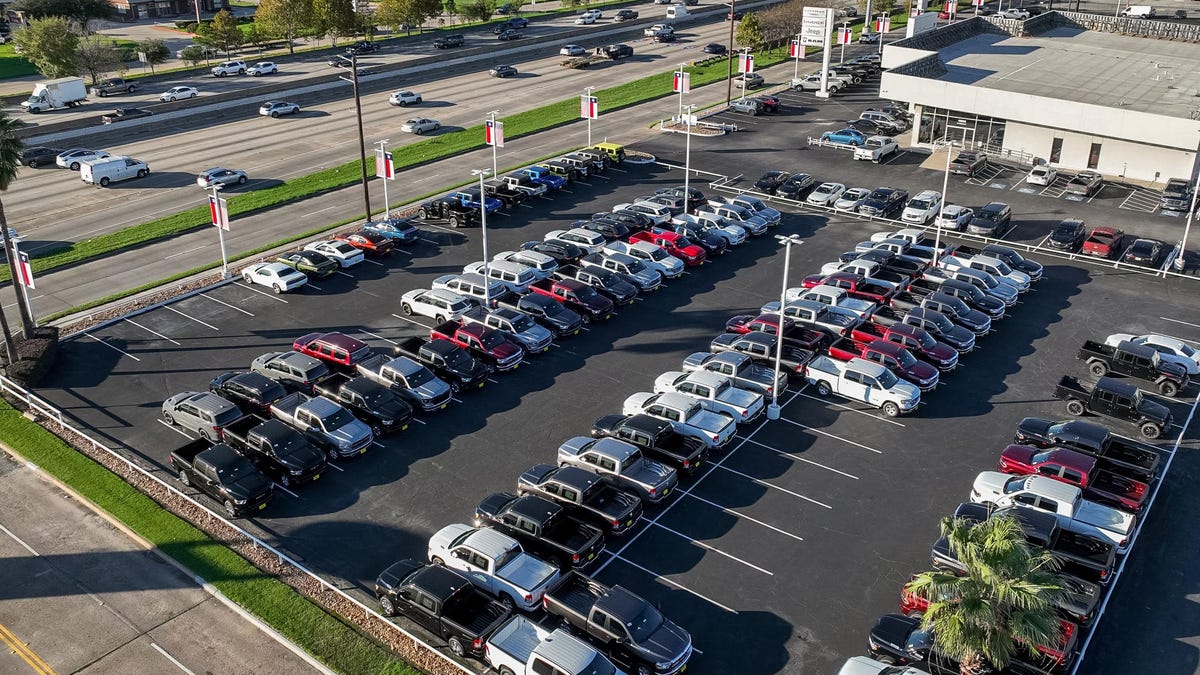 Dealerzy mają teraz na swoich terenach prawie dwa miliony nowych samochodów