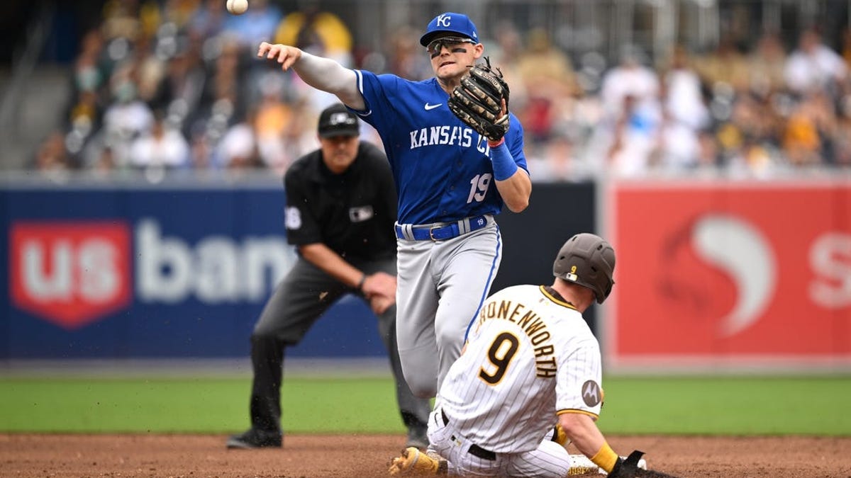 Read more about the article Royals outlast scuffling Padres, 4-3