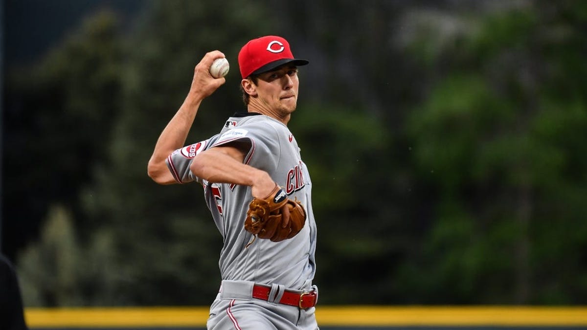 Read more about the article Nick Senzel lifts Reds over Rockies