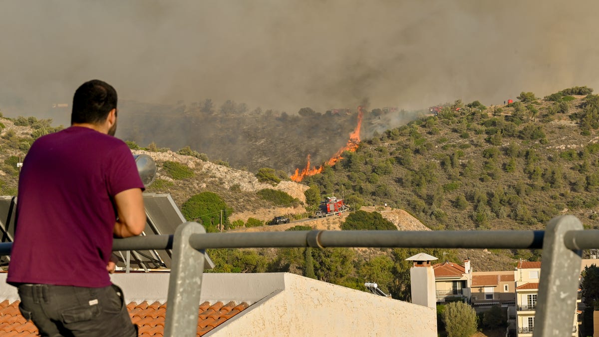 Incendio forestal arrasa Atenas, Grecia, obligando a evacuaciones