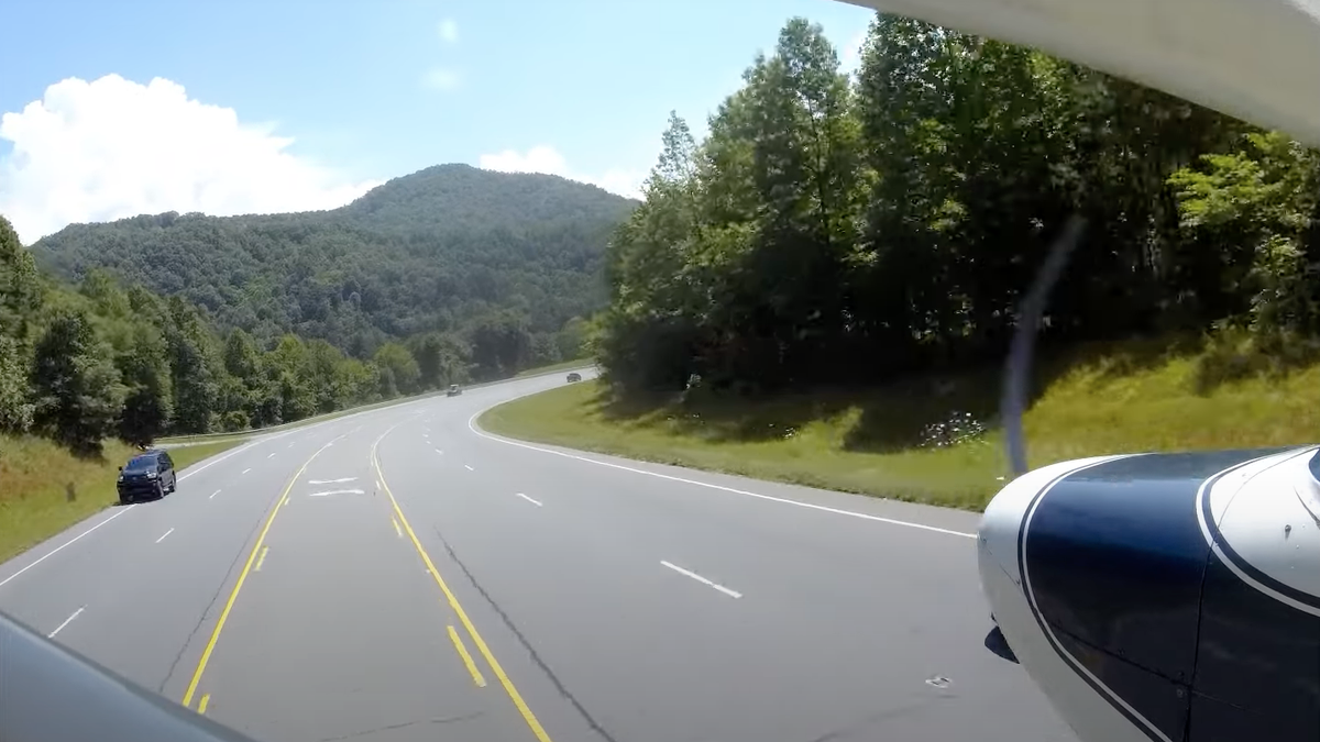Ein neuer Pilot landete ein Flugzeug sicher auf einem Highway in North Carolina