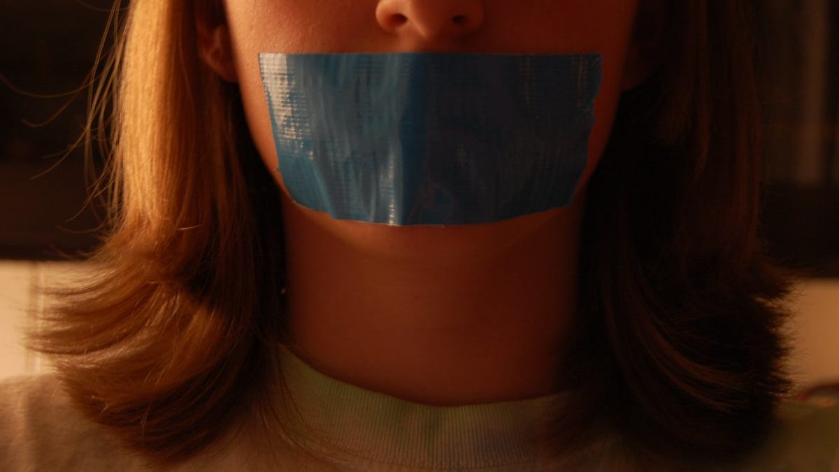 Por qué no deberías taparte la boca con cinta adhesiva cuando duermes