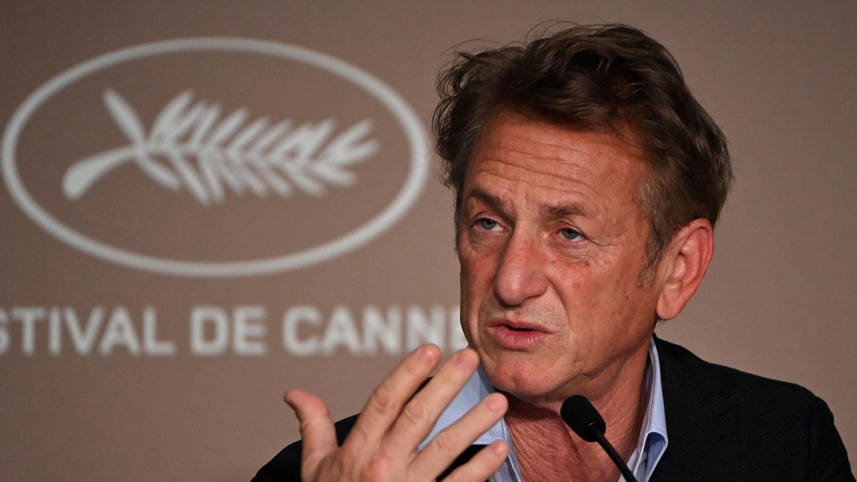 Sean Penn wants a vaccination requirements for his show Gaslit