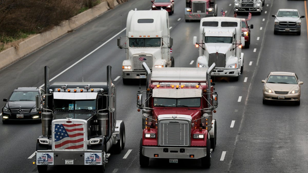 Der Konvoi des Volkes wird immer wieder von Autofahrern aus D.C. umgefahren