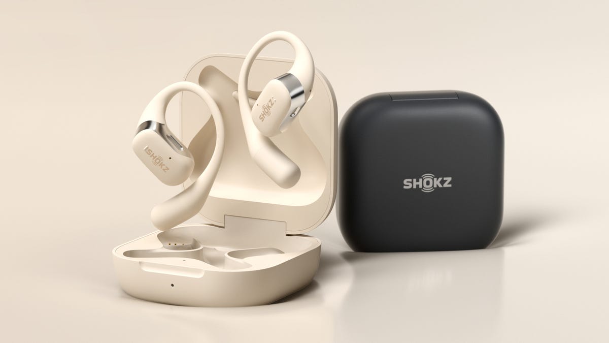 Mit den kabellosen Shokz OpenFit-Ohrhörern können Sie hören, was um Sie herum passiert