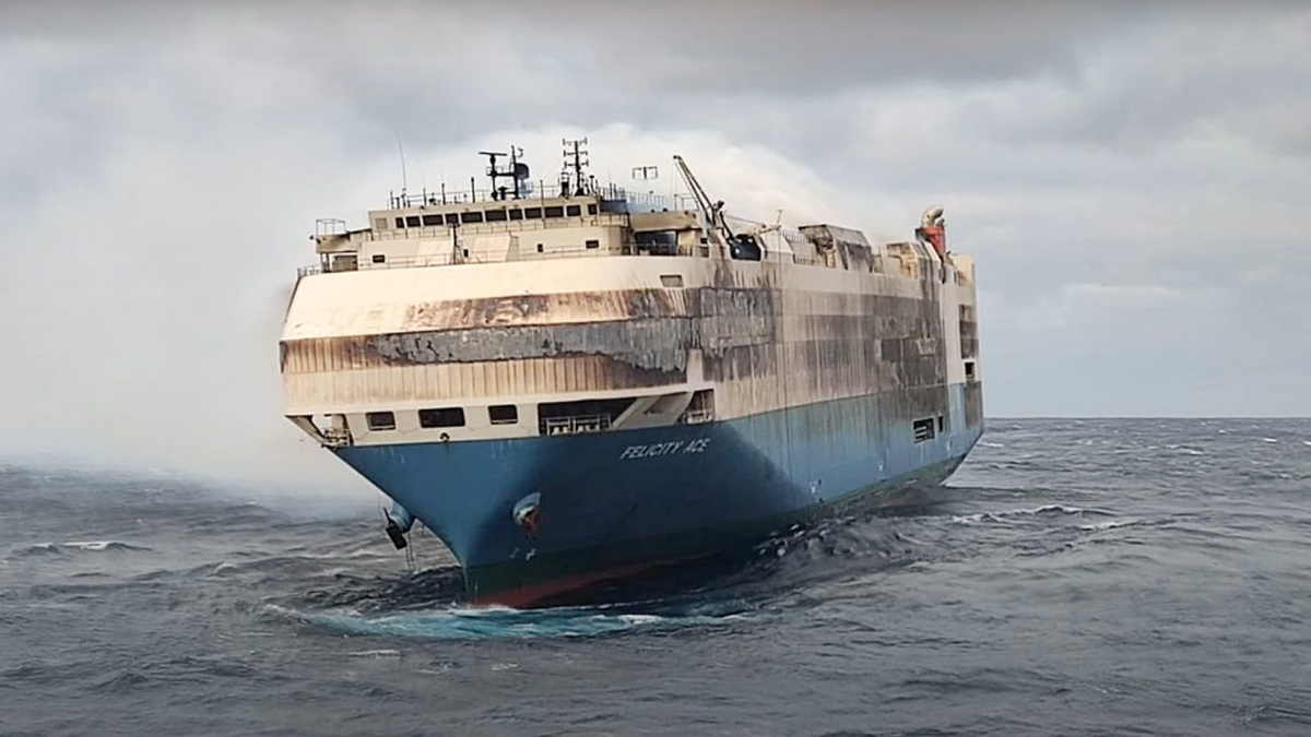 Verbranntes Frachtschiff mit Tausenden von Fahrzeugen wird abgeschleppt, Schaden wird nun bewertet