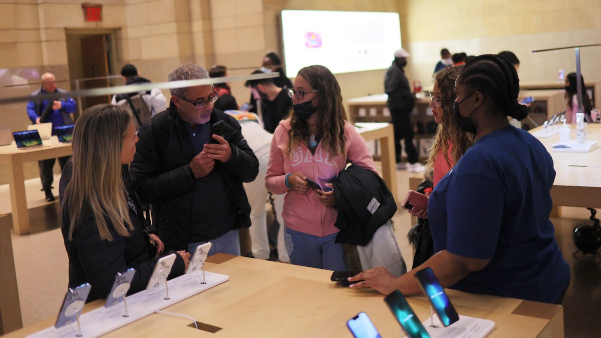 Apple aumenta el salario mínimo de los empleados a $ 22 por hora en EE. UU.