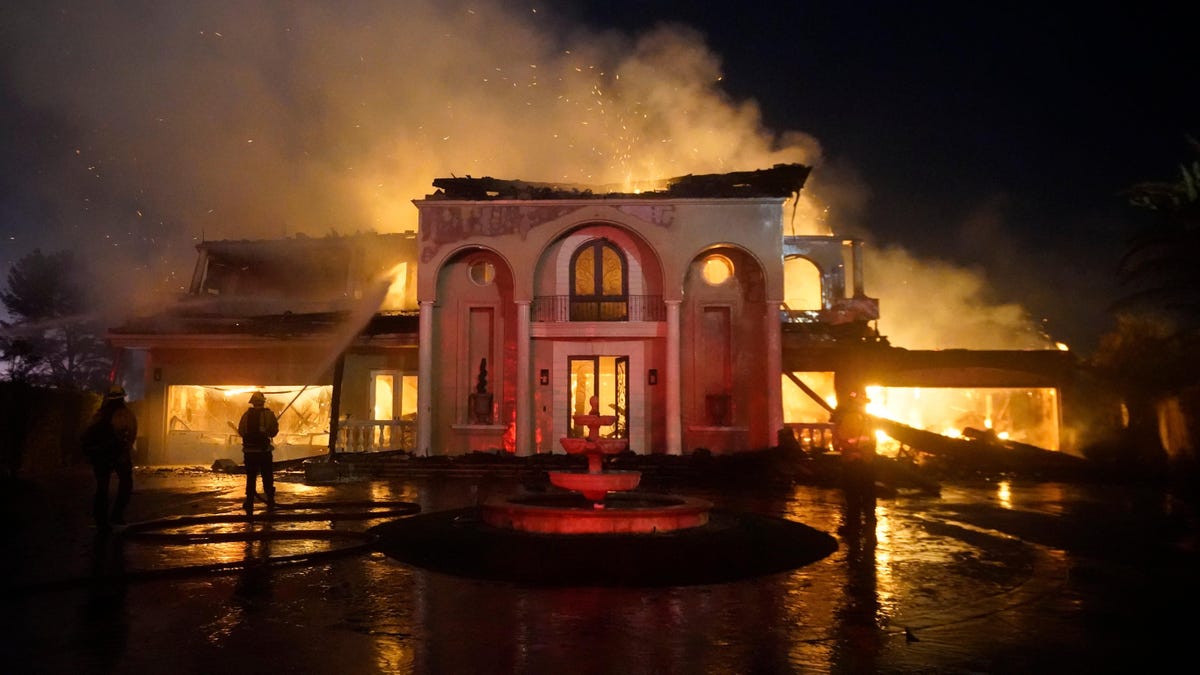 Mansions Burn in California as Coastal Wildfire Spreads