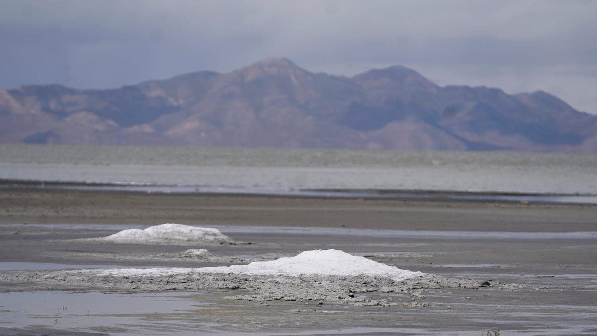 Legisladores desesperados discuten canalización de agua del océano para llenar el Gran Lago Salado