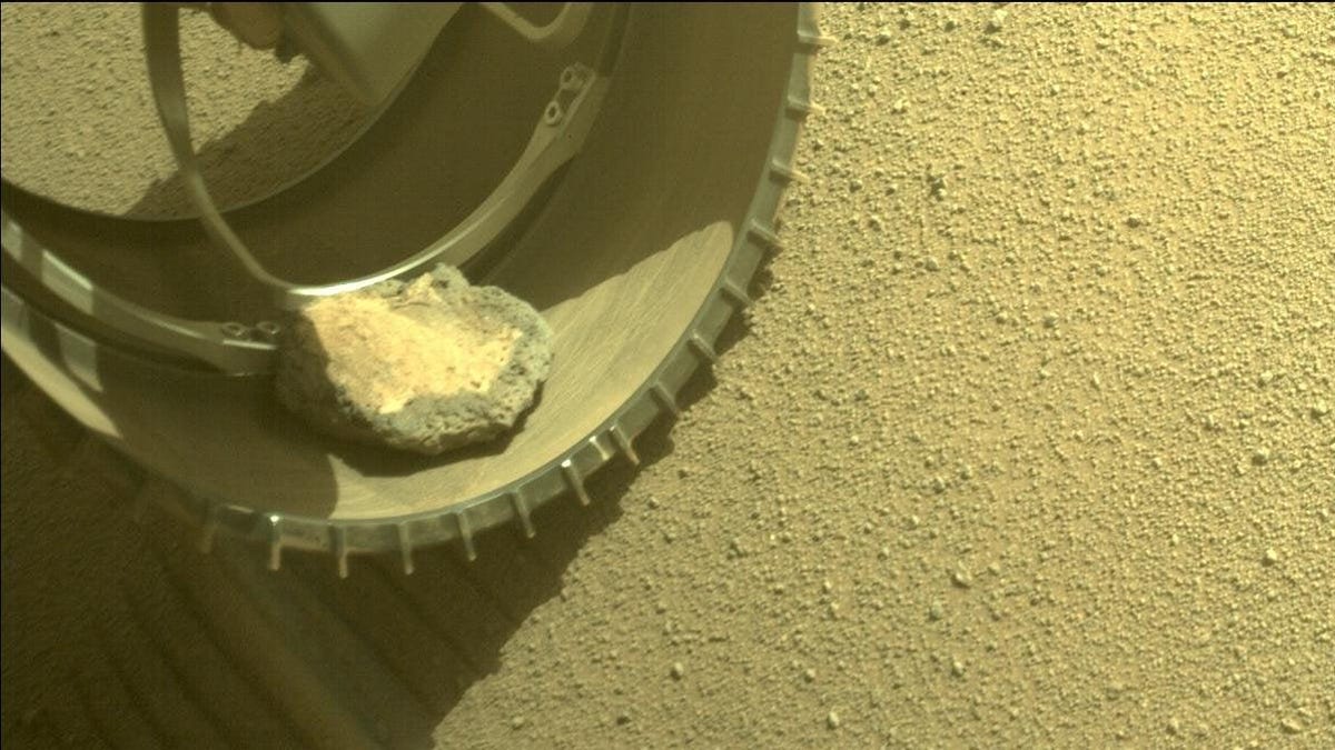 La roca atascada en el rover Perseverance de la NASA finalmente está libre