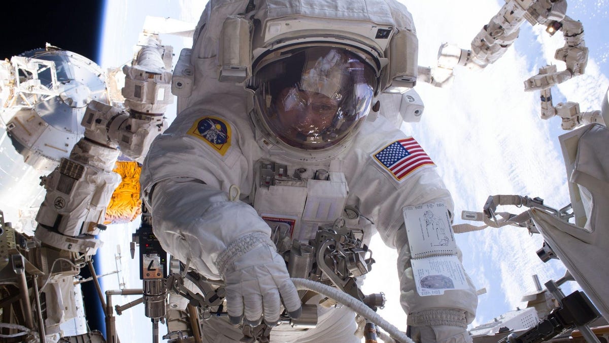 La NASA suspende los paseos espaciales de la ISS, los trajes espaciales filtran agua