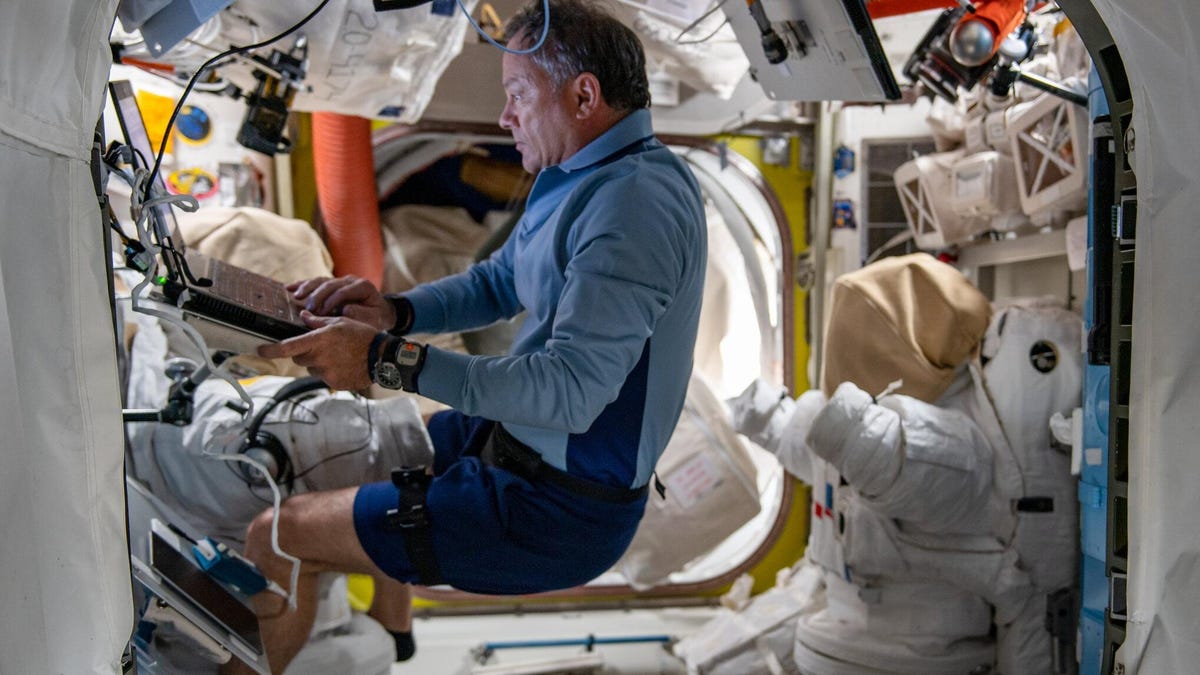 Los multimillonarios de la ISS no esperaban trabajar tan duro